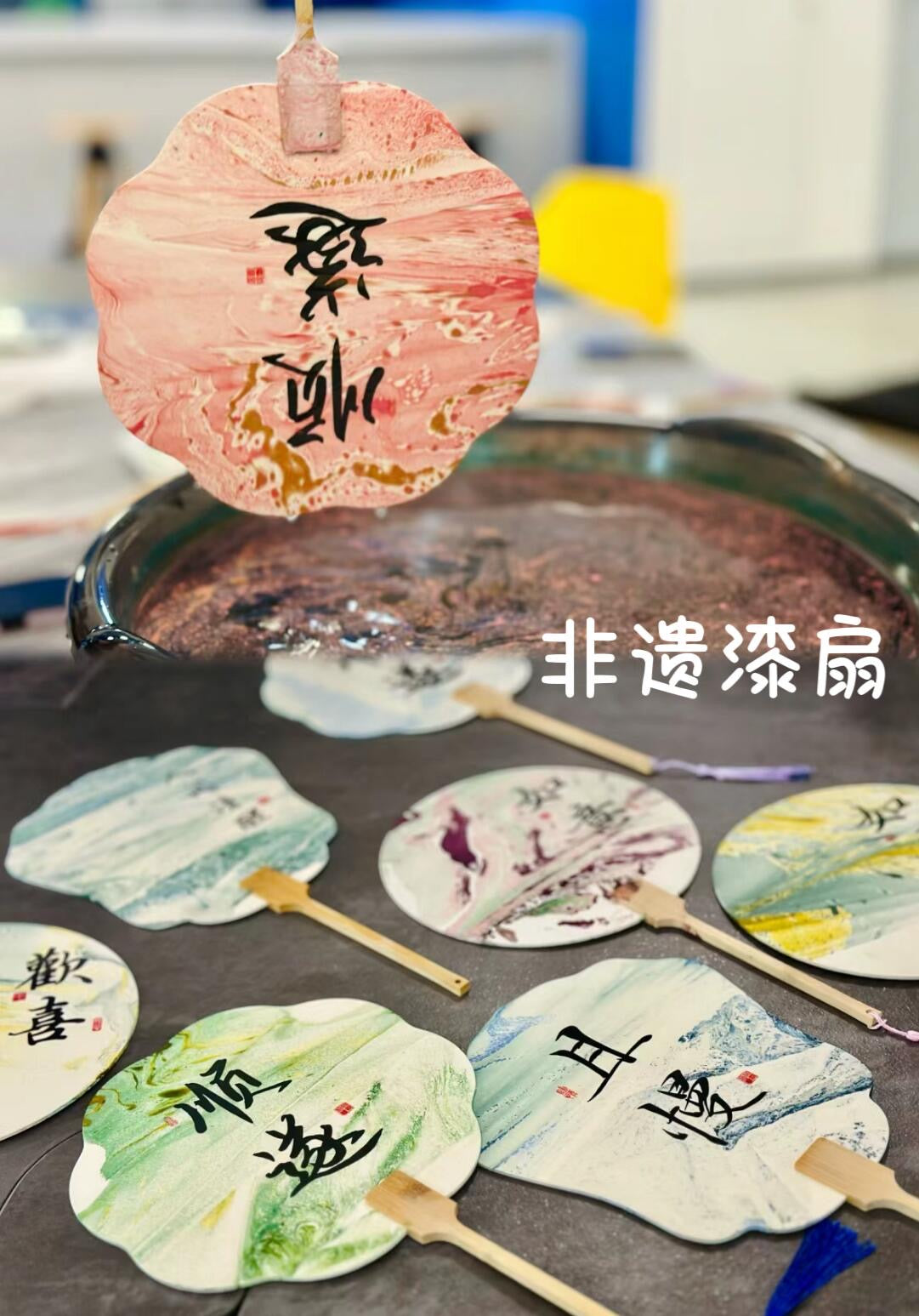 ライブ配信中に現場で制作漆扇